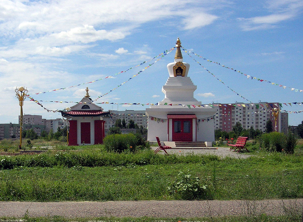 На улицах Элисты (культовое сооружение)